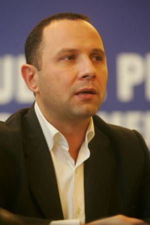 Pavelescu îl dă în judecată pe Băsescu