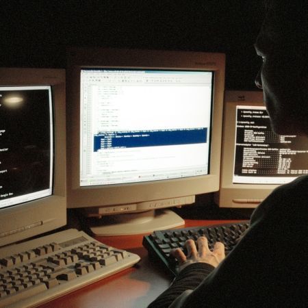 Poliţia română, în război cu hackerii