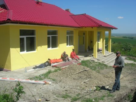 Şcoala construită în curtea unui sătean, „vacă de muls“