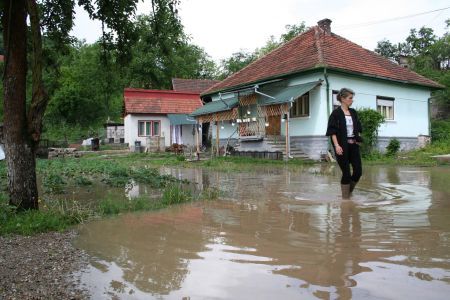 Zeci de gospodării din trei judeţe, afectate de inundaţii