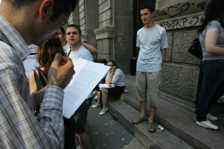 ASE-iştii protestează pentru licenţă