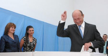 Băsescu a dat autografe la secţia de votare