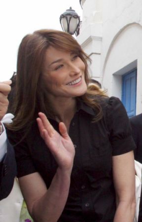 Carla Bruni: "Reflexele mele epidermice sunt de stânga"