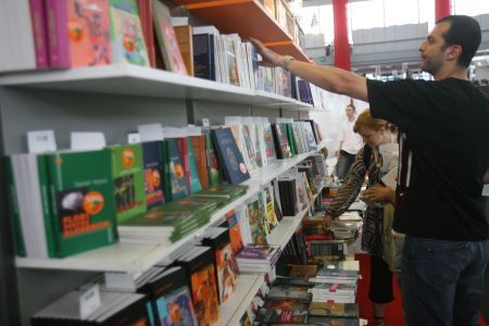 Cartea din librării, ieftină şi neprezentabilă