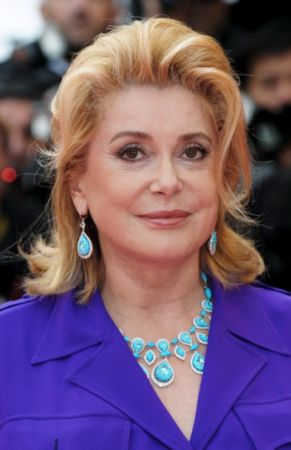 Catherine Deneuve, pe covorul roşu