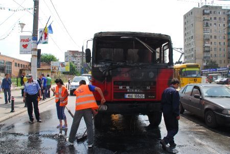 Craiova: maşina pompierilor a luat foc în trafic