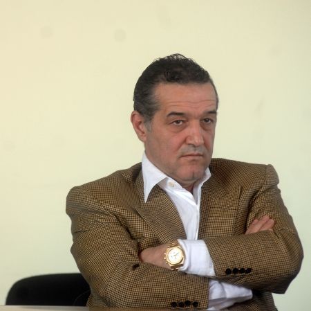 Gigi Becali îşi vrea valiza cu bani înapoi