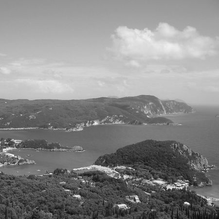 Românii s-au săturat de Corfu şi Tenerife