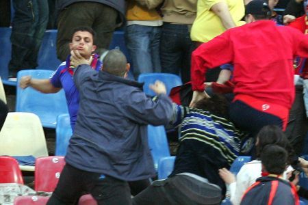 Suporterii violenţi nu pot fi opriţi să intre pe stadion nici cu interdicţie