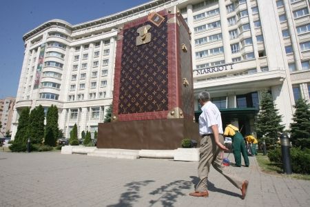 Valiza Vuitton de la Marriott a fost vandalizată