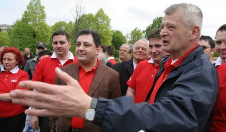 Vanghelie s-a sucit: îl sprijină pe Oprescu