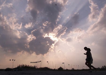 Vin călduri de 30 ºC, întrerupte de vijelii