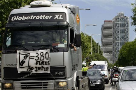 Zeci de mii de camionagii blochează Spania