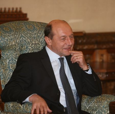 AMPRENTAREA DIN ITALIA: Băsescu face echilibristică între electorat şi Berlusconi