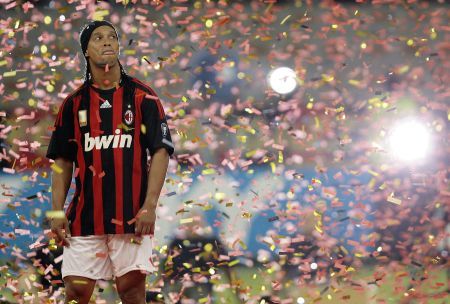 Brazilianul Ronaldinho, aclamat de 30.000 de tifossi