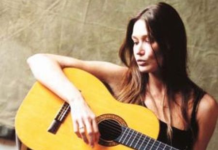 Carla Bruni încântă guvernul cu noul ei album