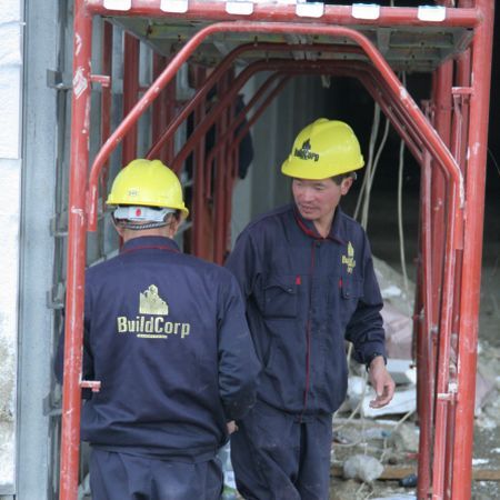 Chinezii de pe şantierul Iulius Mall, mai serioşi decât românii