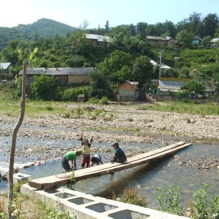 Copiii din sat o aşteaptă la joacă pe Florina