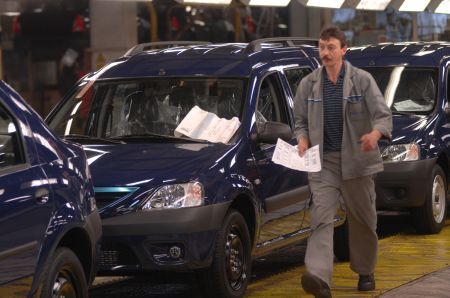 Dacia face furori la export, dar scade pe piaţa românească