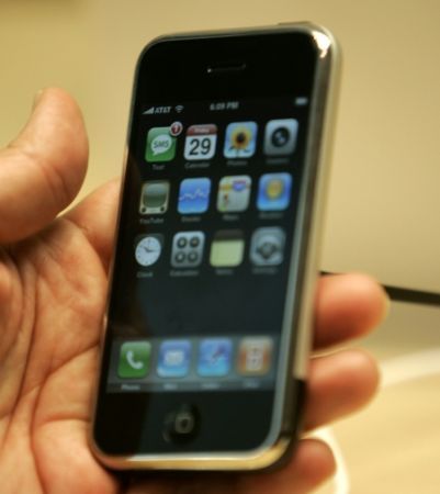 iPhone-mania: 13.000 de terminale vândute într-o secundă