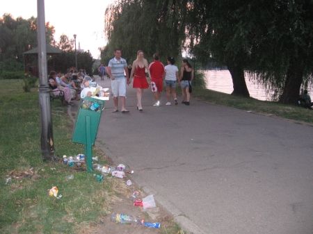 La plimbare în parc, cu gunoiul la purtător