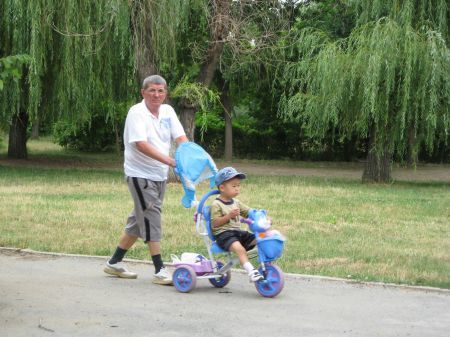 Pensionari români cresc "strănepoţii lui Mao"