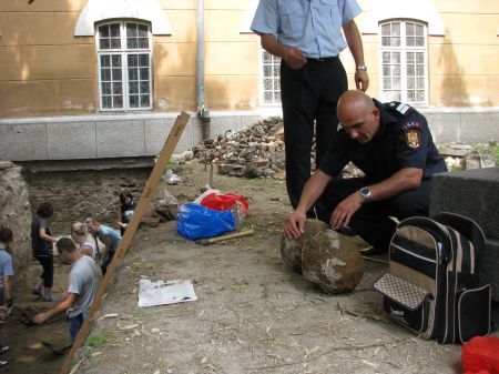 Timişoara: două ghiulele autentice, descoperite sub Muzeul Huniazilor