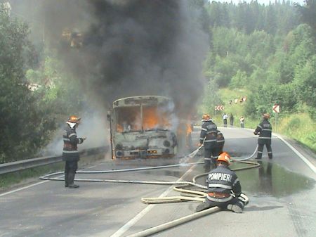 Un autobuz plin cu elevi a luat foc pe şosea