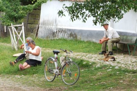 Viscri, satul care croşetează vara şosete de lână pentru nemţi