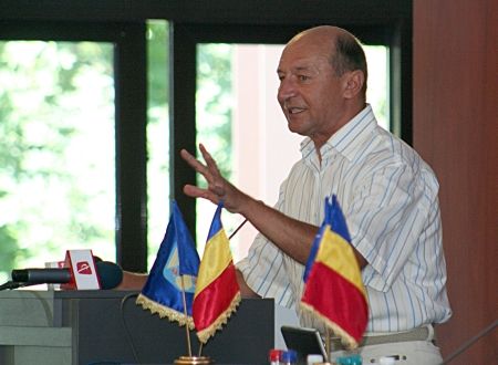 BĂSESCU TAXEAZĂ: "Acest imbecil voia să vină primarii la el!"