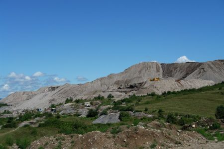 Halda de zgură o ia la vale către râul Cerna