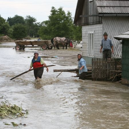 Inundaţiile mută comunele din loc