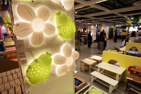 Magazinul IKEA îţi schimbă becurile