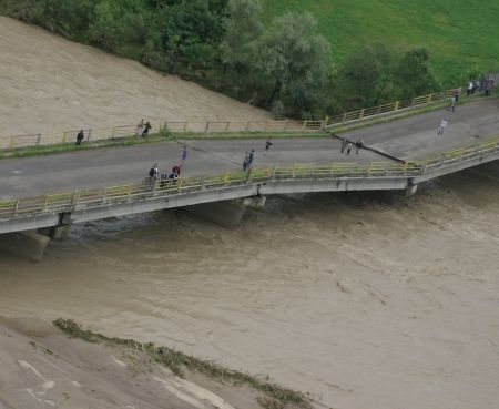 Reconstrucţia după inundaţii se îneacă la mal