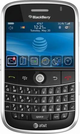 Un nou model BlackBerry vrea să fure clienţii iPhone