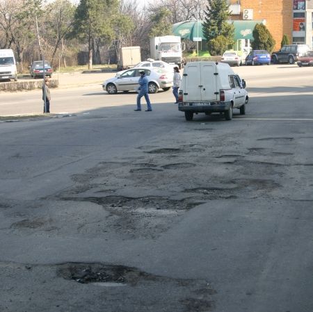 Autorităţi bulgare, date în judecată din cauza gropilor