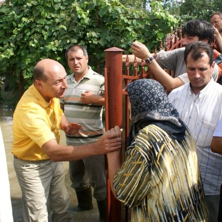 Băsescu a inaugurat casa unei bătrâne sinistrate