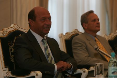 Băsescu ezită să spună dacă-l numeşte pe Stolojan premier