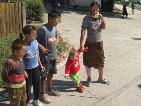 Copiii cerşetori, apăraţi doar pe hârtie