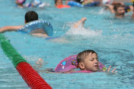 Exerciţiile fizice zilnice îi feresc pe copii de obezitate