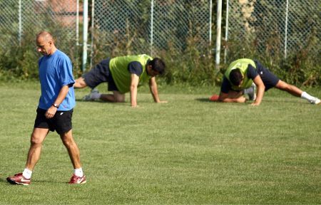 Fotbaliştii de la CFR Cluj mănâncă pizza şi beau cola!