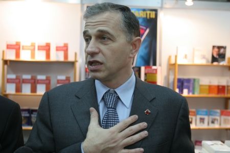 Geoană promite 20.000 de euro pentru întoarcerea românilor acasă