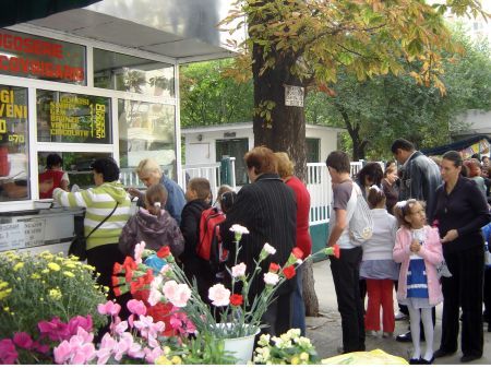 Mâncarea interzisă, strecurată în ghiozdan