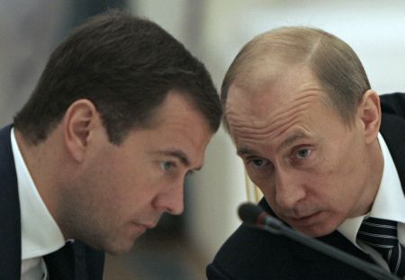 Medvedev şi Putin, record de popularitate