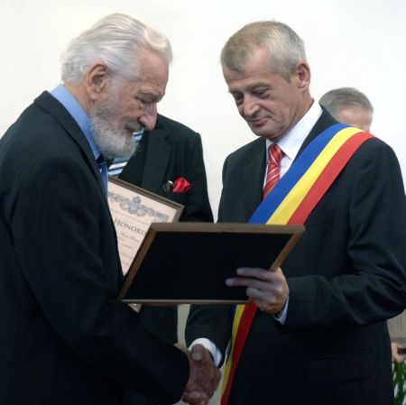 Oprescu a premiat 30 de personalităţi