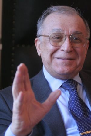 "Premierul Geoană" îl lasă rece pe Iliescu