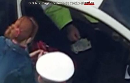 Un cameraman amator trimite poliţiştii-şpăgari în faţa instanţei