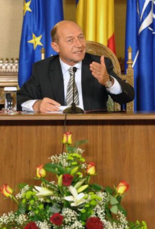 Băsescu îi roagă pe profesori să amâne greva