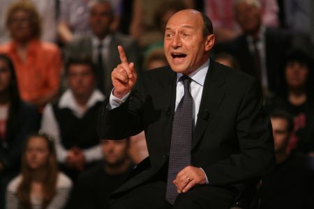 Băsescu îşi face loc la TVR prin CNA