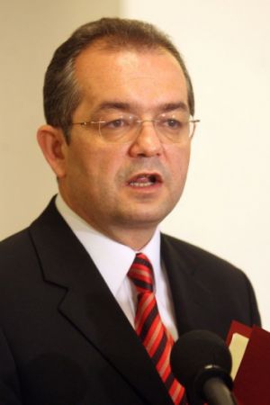 Emil Boc: "Guvernul să aplice legea sau să plece"